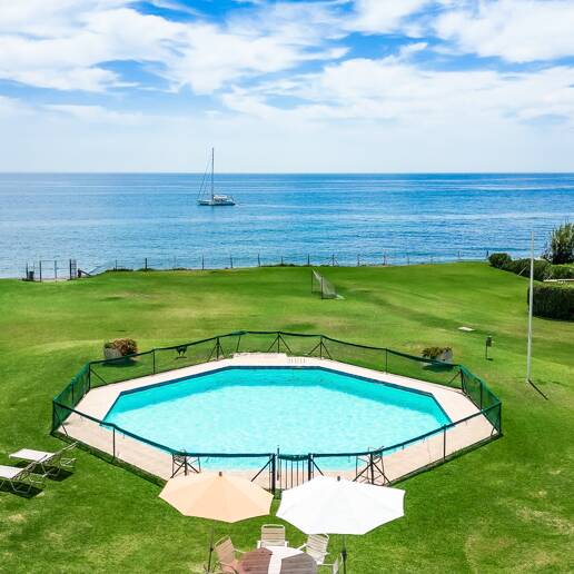 Frontline Guadalmina Terrain de plage avec Villa à Marbella