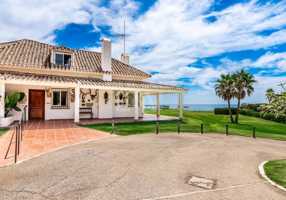 Front line beach villa in Guadalmina baja