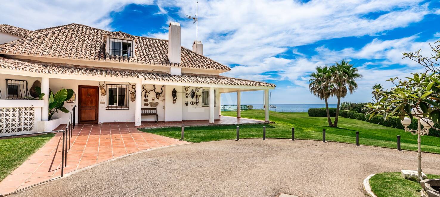 Frontline Guadalmina Terrain de plage avec Villa à Marbella