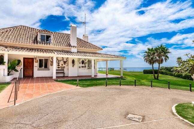 Frontline Guadalmina Terrain de plage avec Villa à Marbella