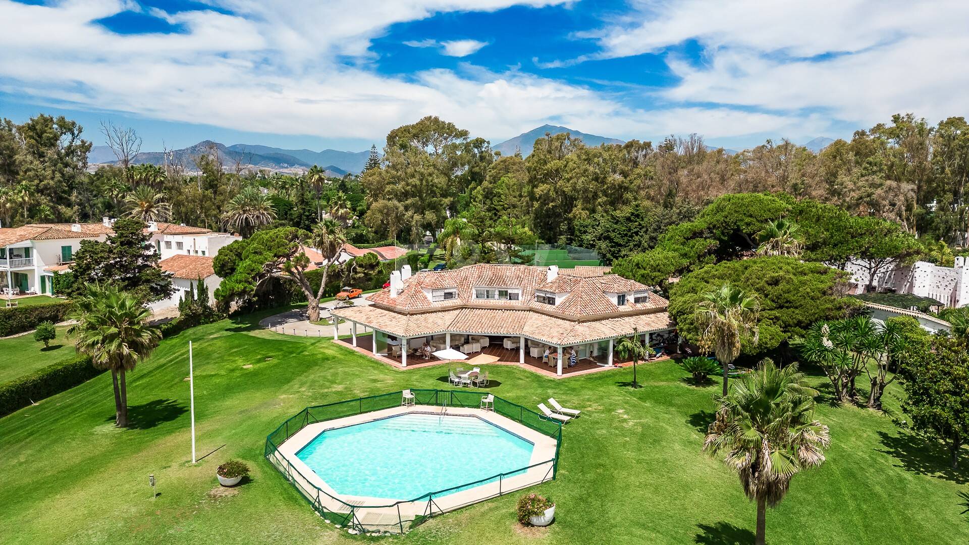 Frontline Guadalmina Terrain de plage avec Villa à Marbella