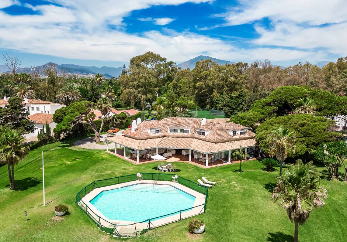 Front line beach villa in Guadalmina baja