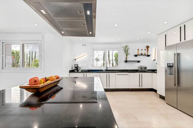 Modern villa i Nueva Andalucia på unikt läge