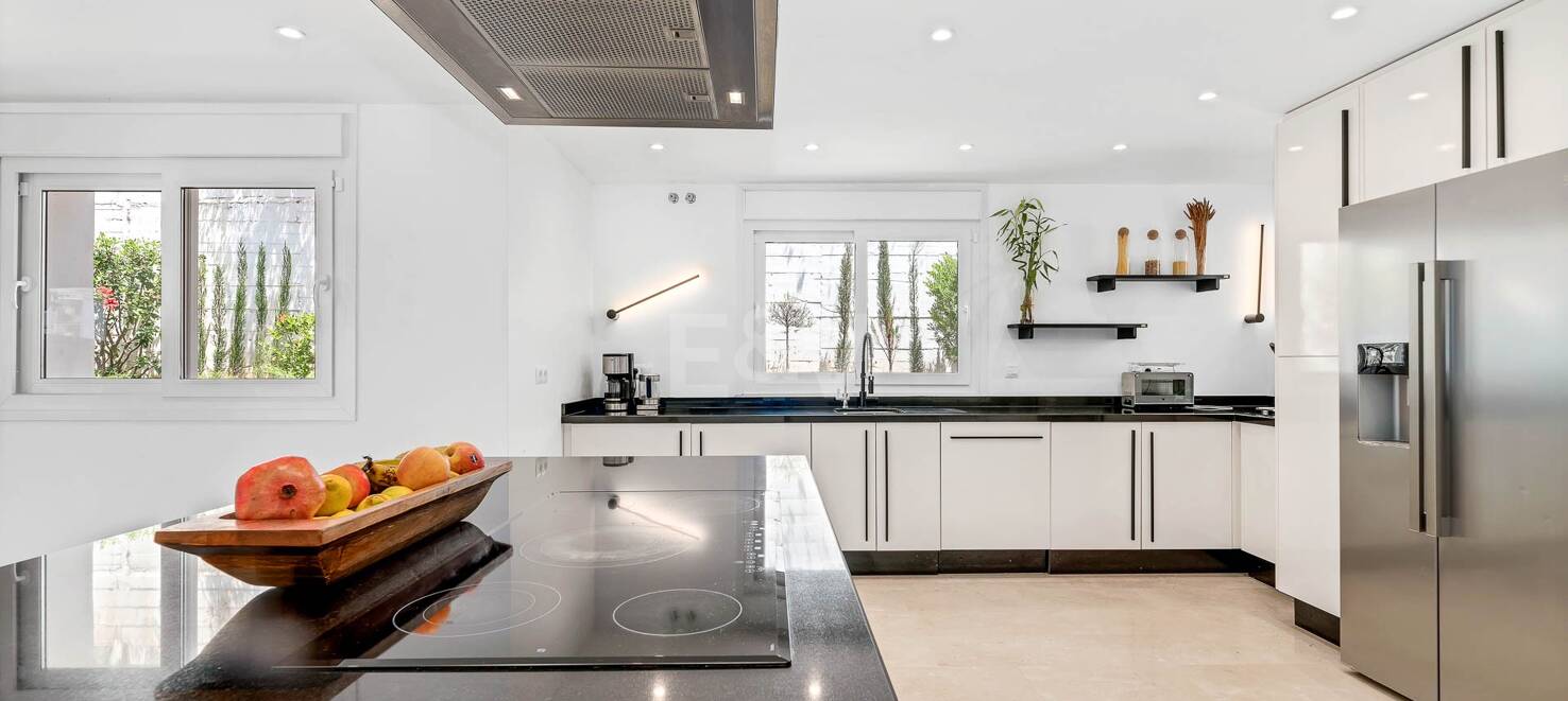 Modern villa i Nueva Andalucia på unikt läge