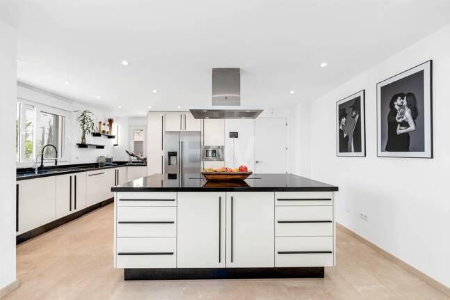 Modern villa i Nueva Andalucia på unikt läge