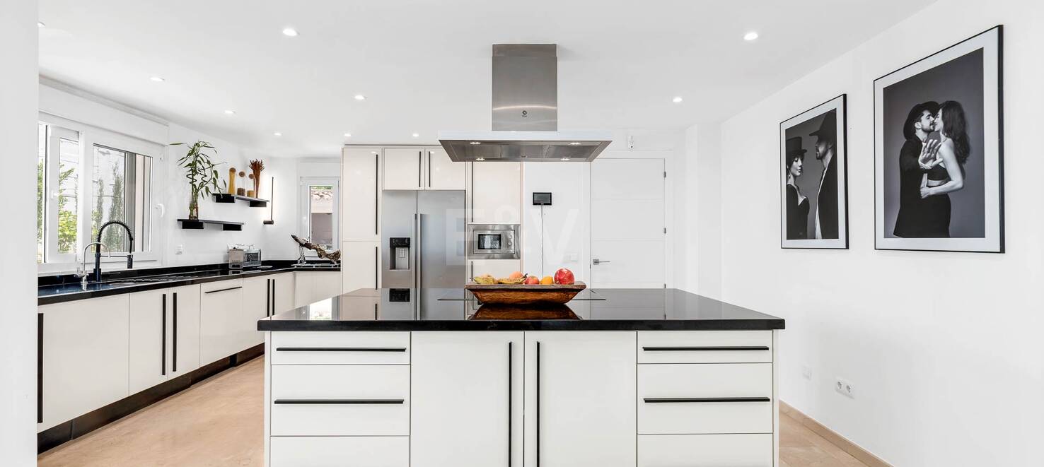 Modern villa i Nueva Andalucia på unikt läge