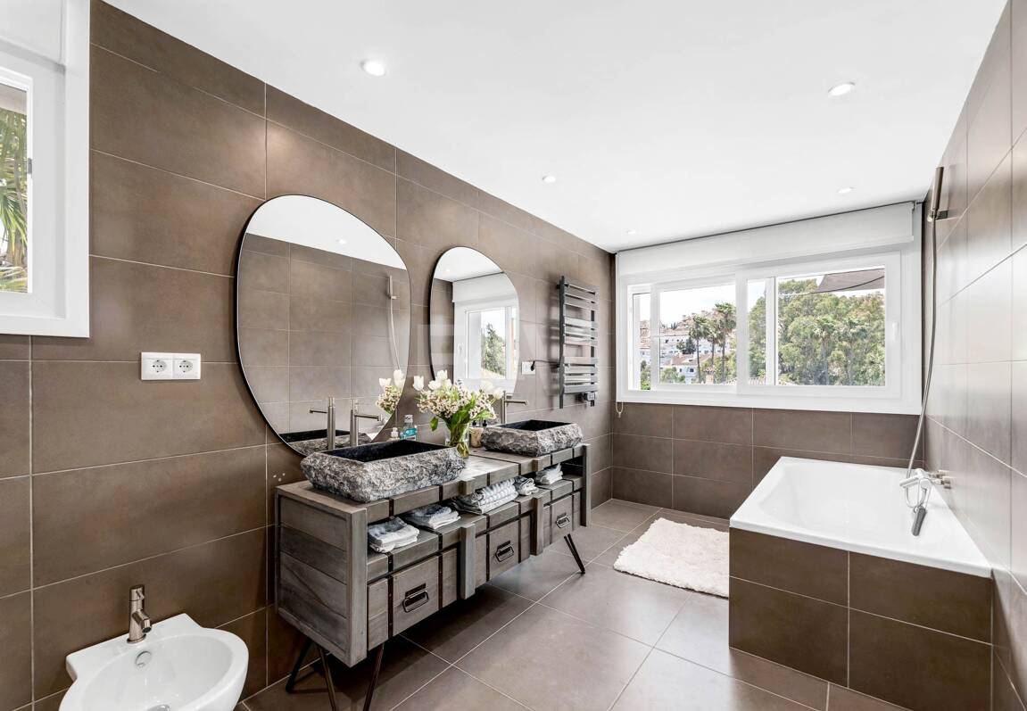 Modern villa i Nueva Andalucia på unikt läge