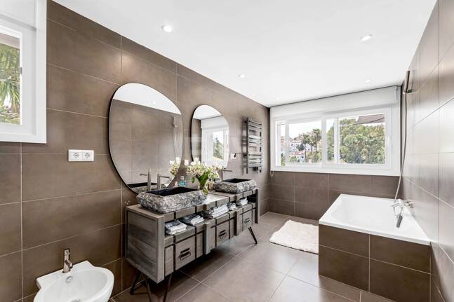 Modern villa i Nueva Andalucia på unikt läge