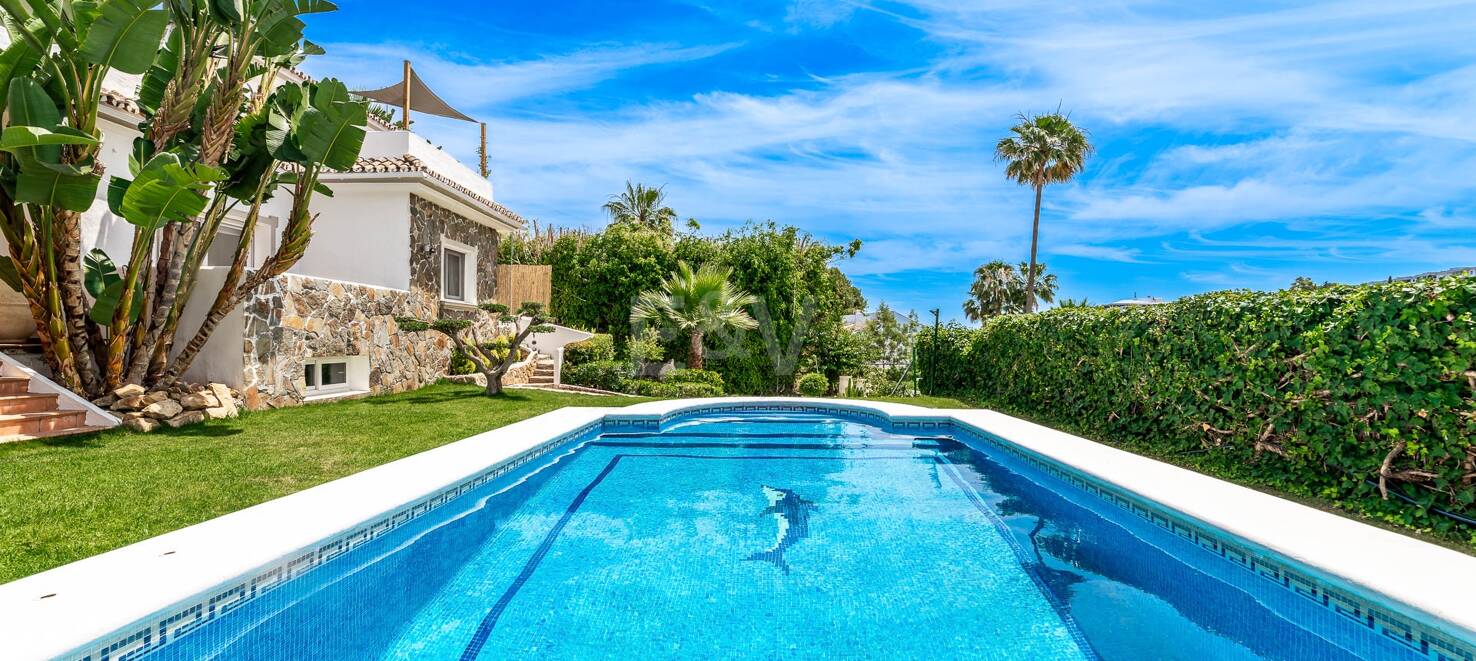 Modern villa i Nueva Andalucia på unikt läge