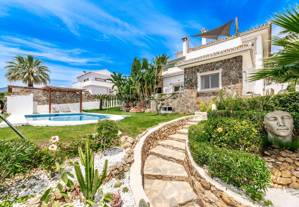 Modern villa i Nueva Andalucia på unikt läge