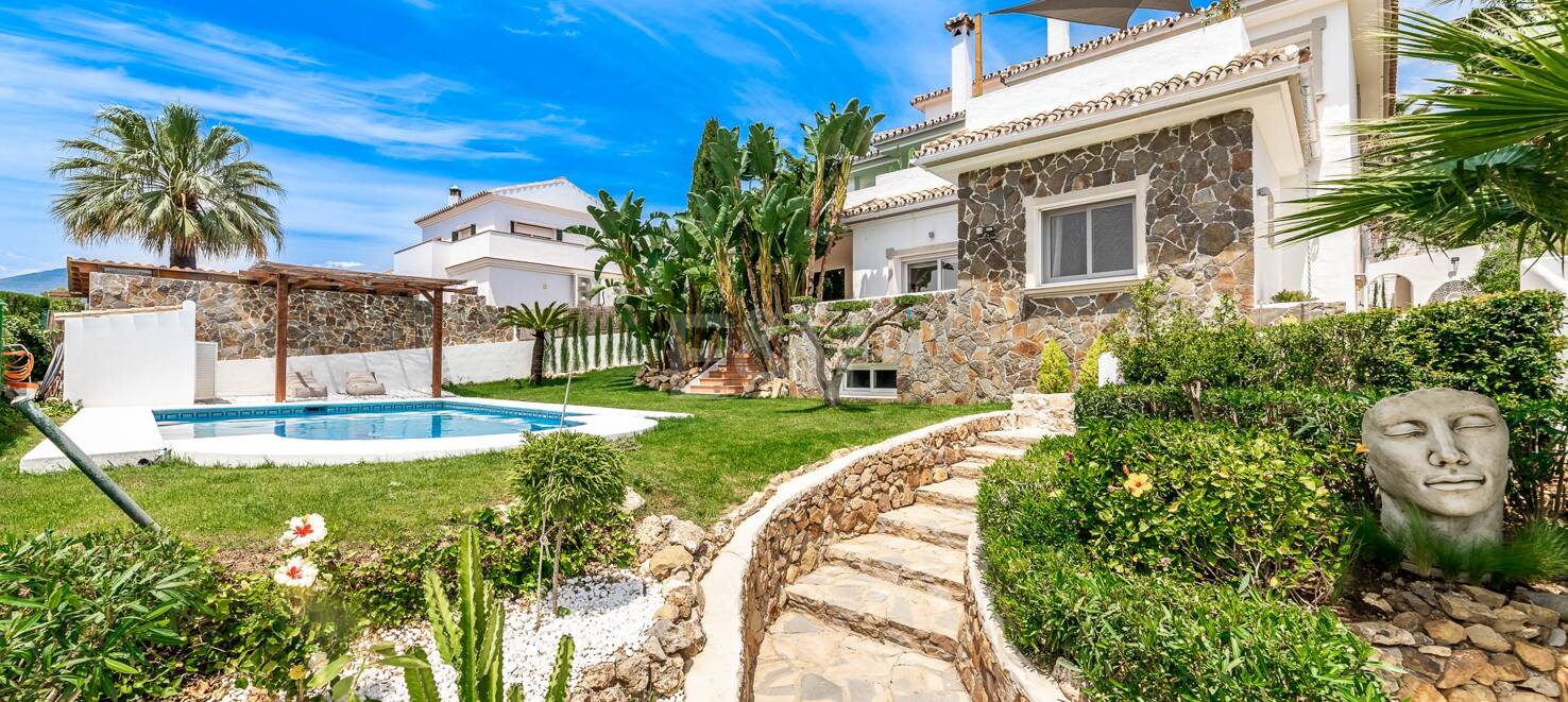 Modern villa i Nueva Andalucia på unikt läge