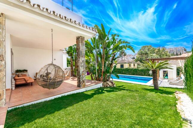 Modern villa i Nueva Andalucia på unikt läge