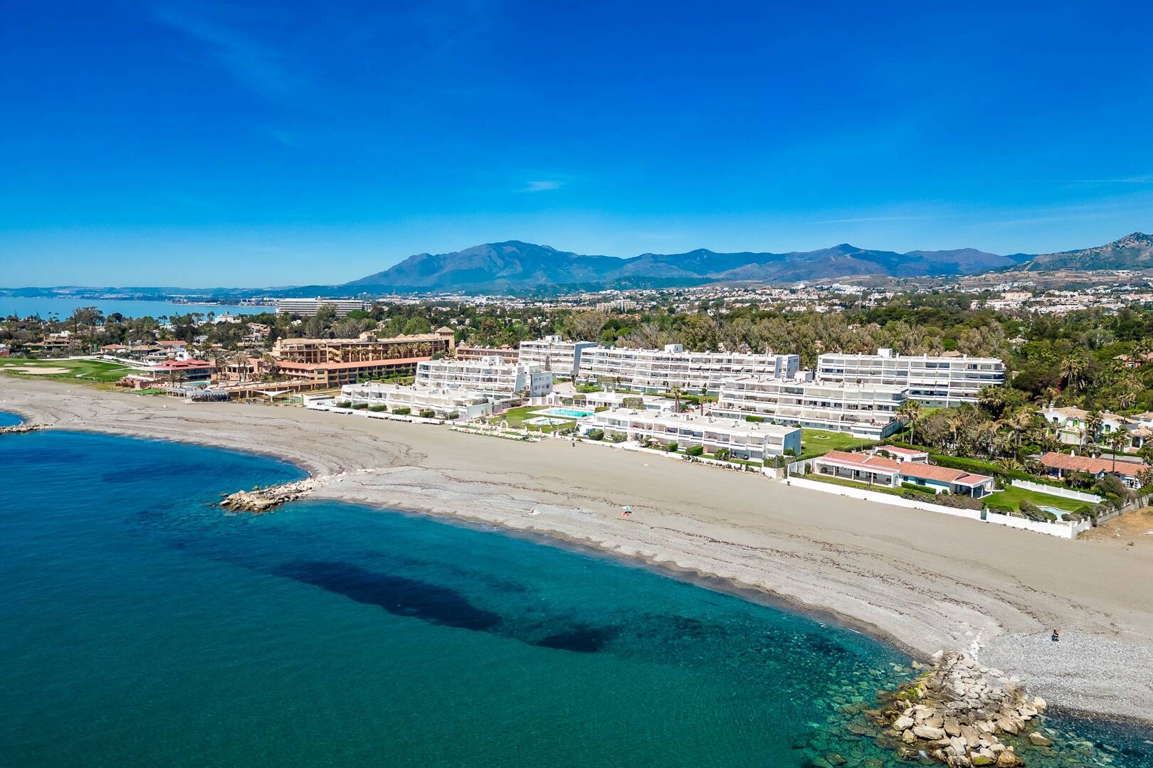 Strandvilla in erster Linie in Guadalmina Strandseite, in einem der renommiertesten Gebiete von Marbella.