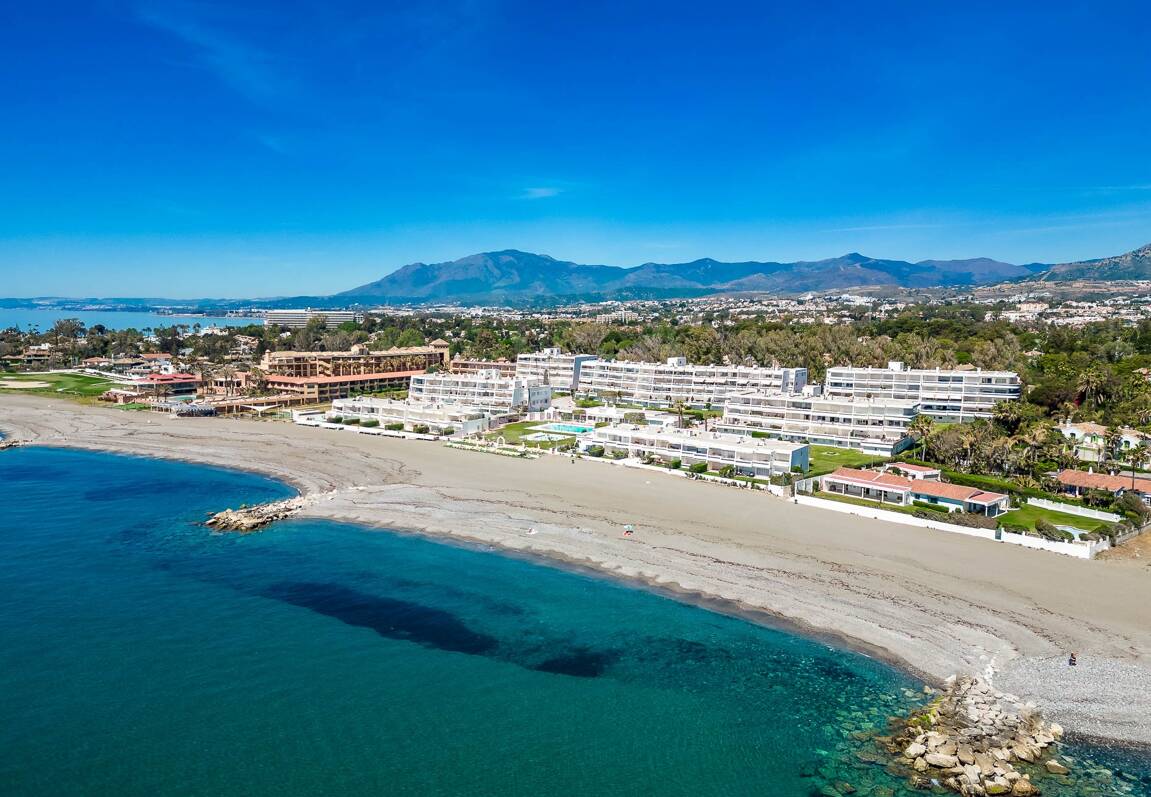 Strandvilla in erster Linie in Guadalmina Strandseite, in einem der renommiertesten Gebiete von Marbella.