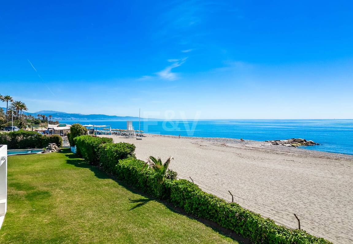 Strandvilla in erster Linie in Guadalmina Strandseite, in einem der renommiertesten Gebiete von Marbella.