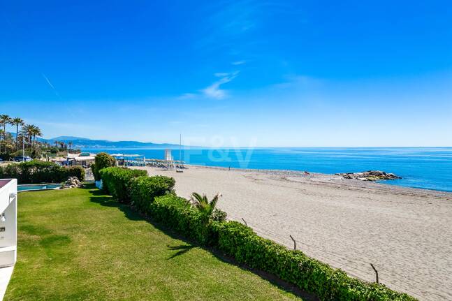 Strandvilla in erster Linie in Guadalmina Strandseite, in einem der renommiertesten Gebiete von Marbella.