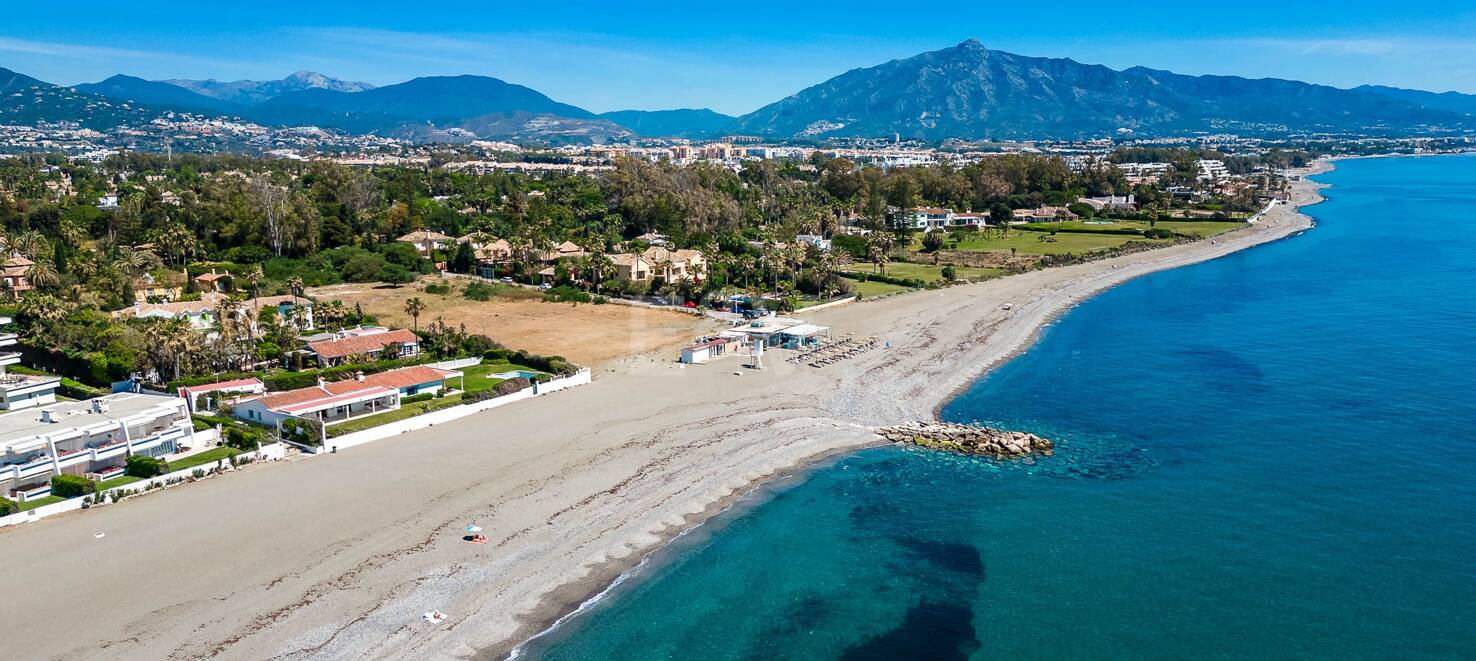 Beachfront villa in Guadalmina Baja, one of the most prestigious areas in Marbella.