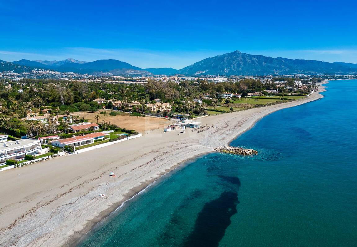 Strandvilla in erster Linie in Guadalmina Strandseite, in einem der renommiertesten Gebiete von Marbella.