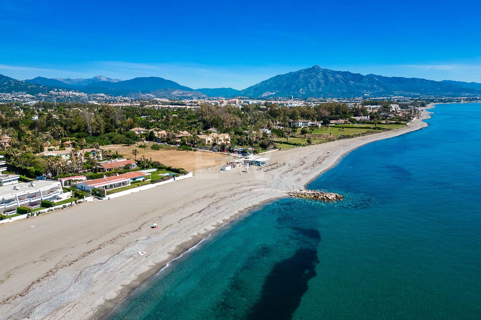 Strandvilla in erster Linie in Guadalmina Strandseite, in einem der renommiertesten Gebiete von Marbella.