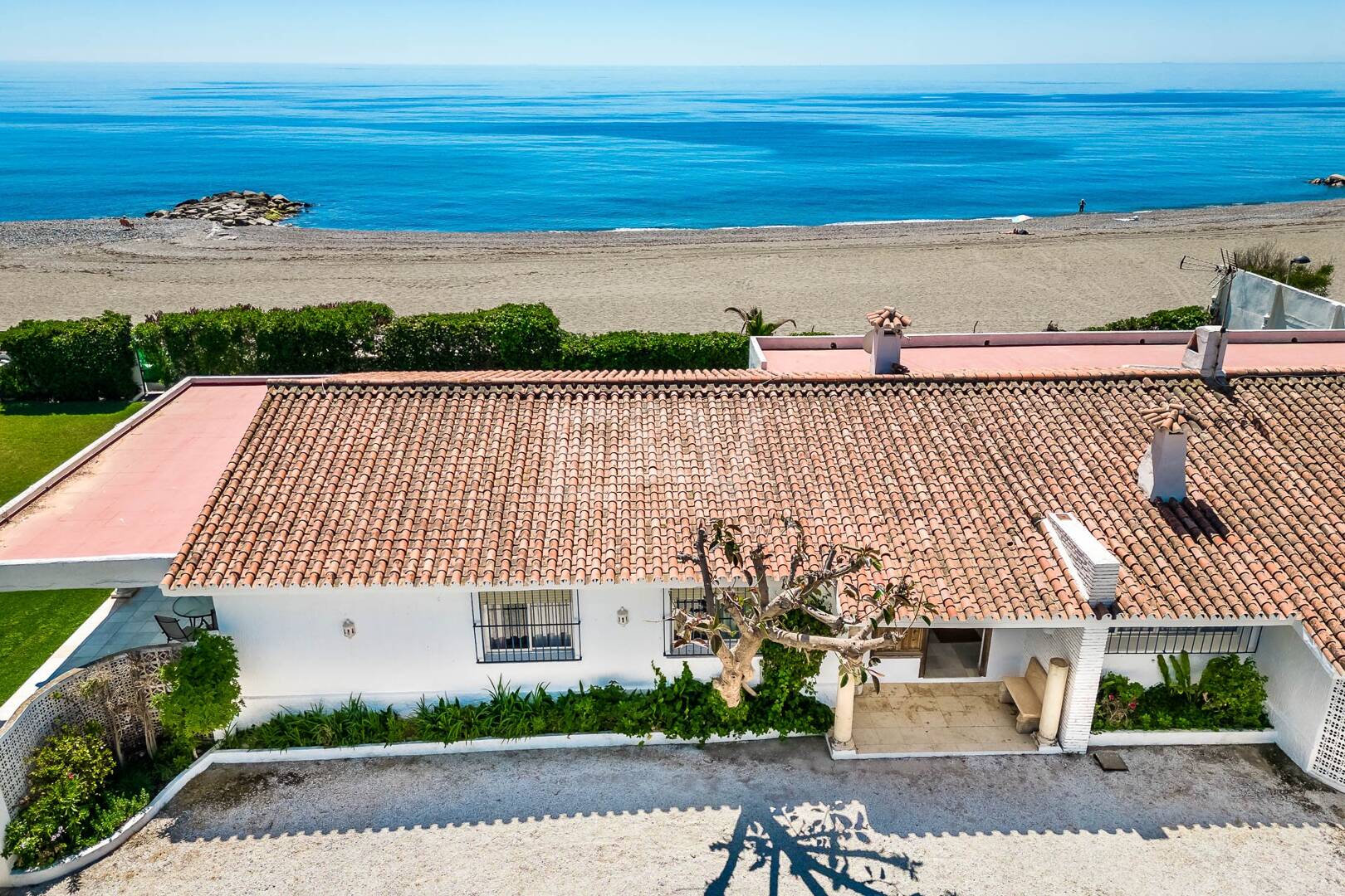 Strandvilla in erster Linie in Guadalmina Strandseite, in einem der renommiertesten Gebiete von Marbella.