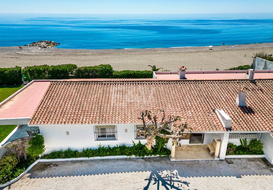 Strandvilla in erster Linie in Guadalmina Strandseite, in einem der renommiertesten Gebiete von Marbella.