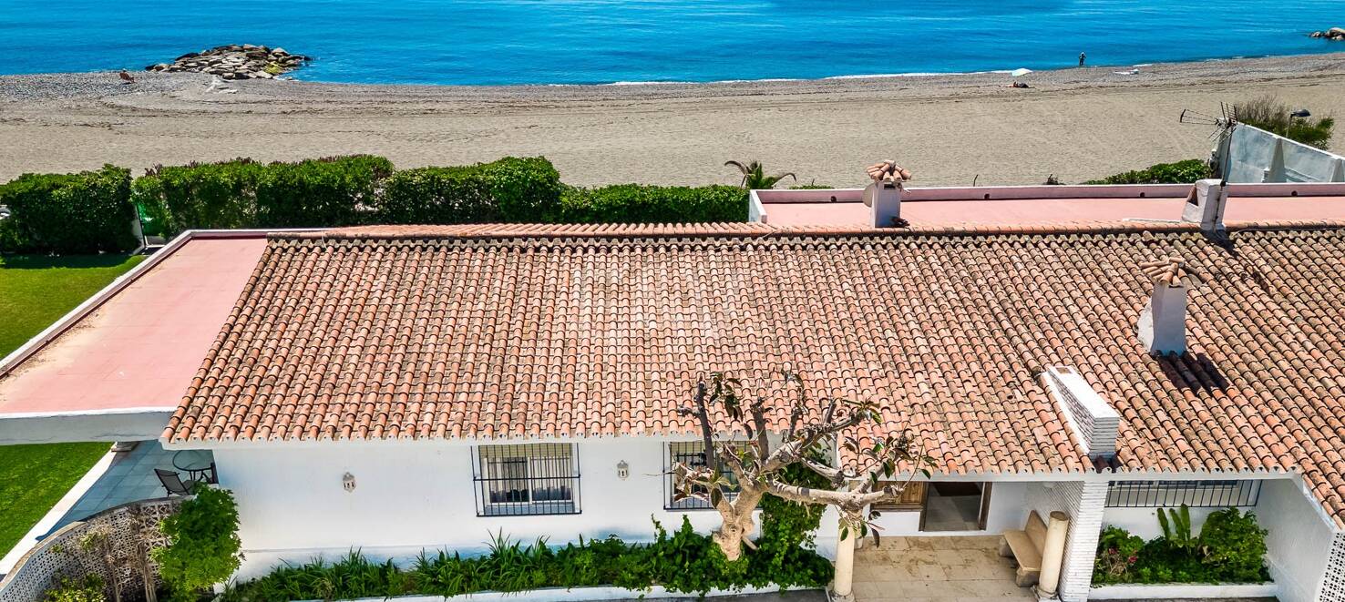 Beachfront villa in Guadalmina Baja, one of the most prestigious areas in Marbella.