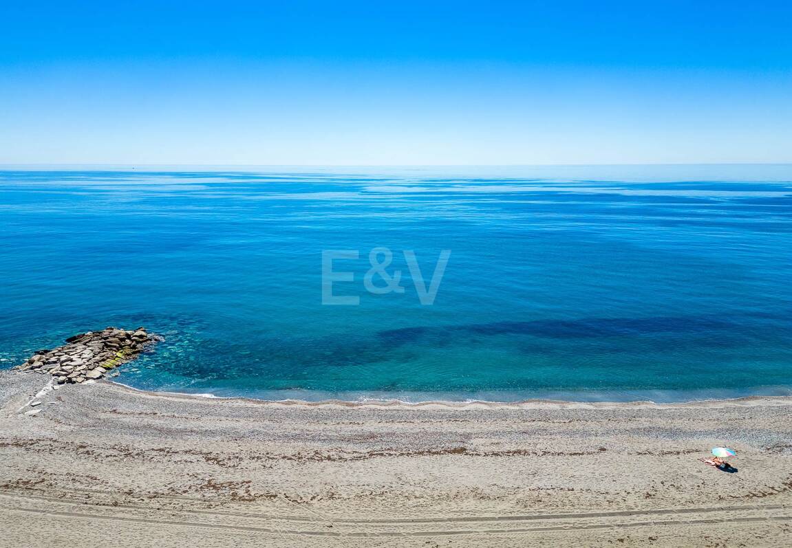 Strandvilla in erster Linie in Guadalmina Strandseite, in einem der renommiertesten Gebiete von Marbella.