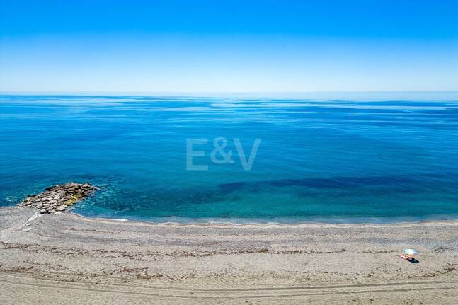 Strandvilla in erster Linie in Guadalmina Strandseite, in einem der renommiertesten Gebiete von Marbella.