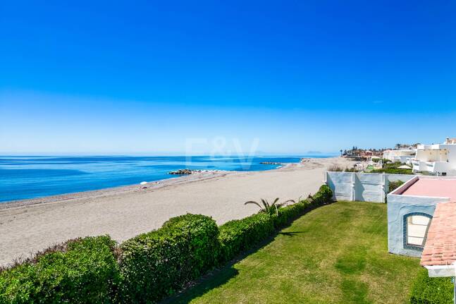 Strandvilla in erster Linie in Guadalmina Strandseite, in einem der renommiertesten Gebiete von Marbella.