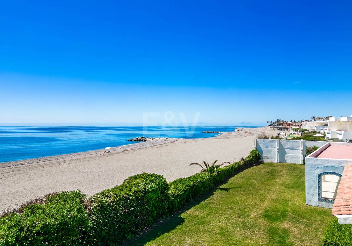 Strandvilla in erster Linie in Guadalmina Strandseite, in einem der renommiertesten Gebiete von Marbella.