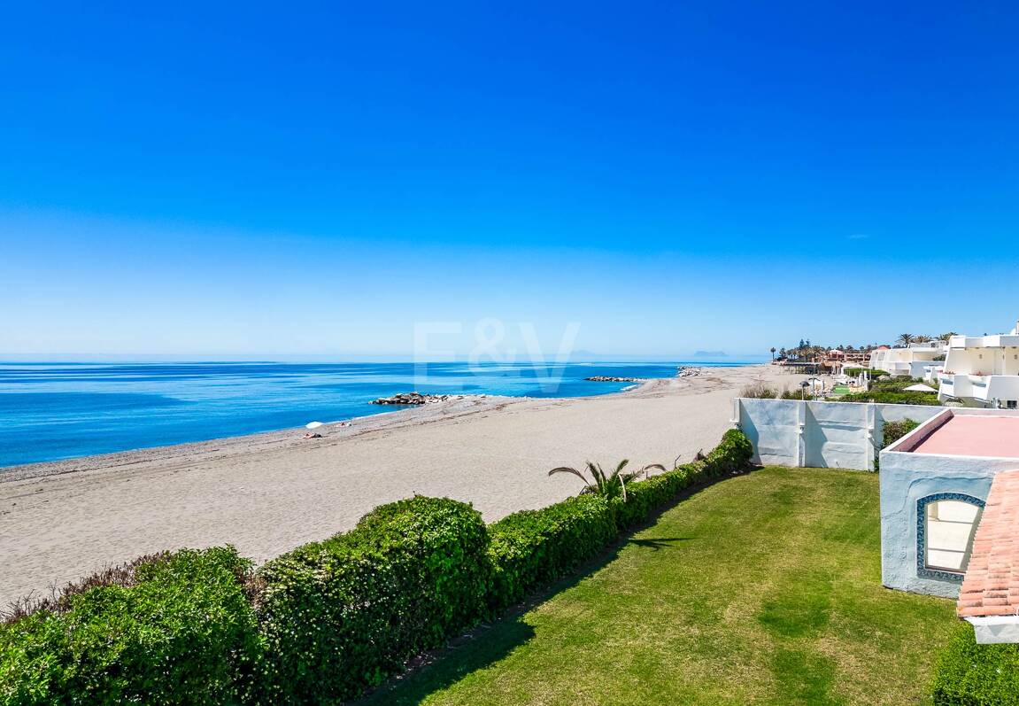 Strandvilla in erster Linie in Guadalmina Strandseite, in einem der renommiertesten Gebiete von Marbella.
