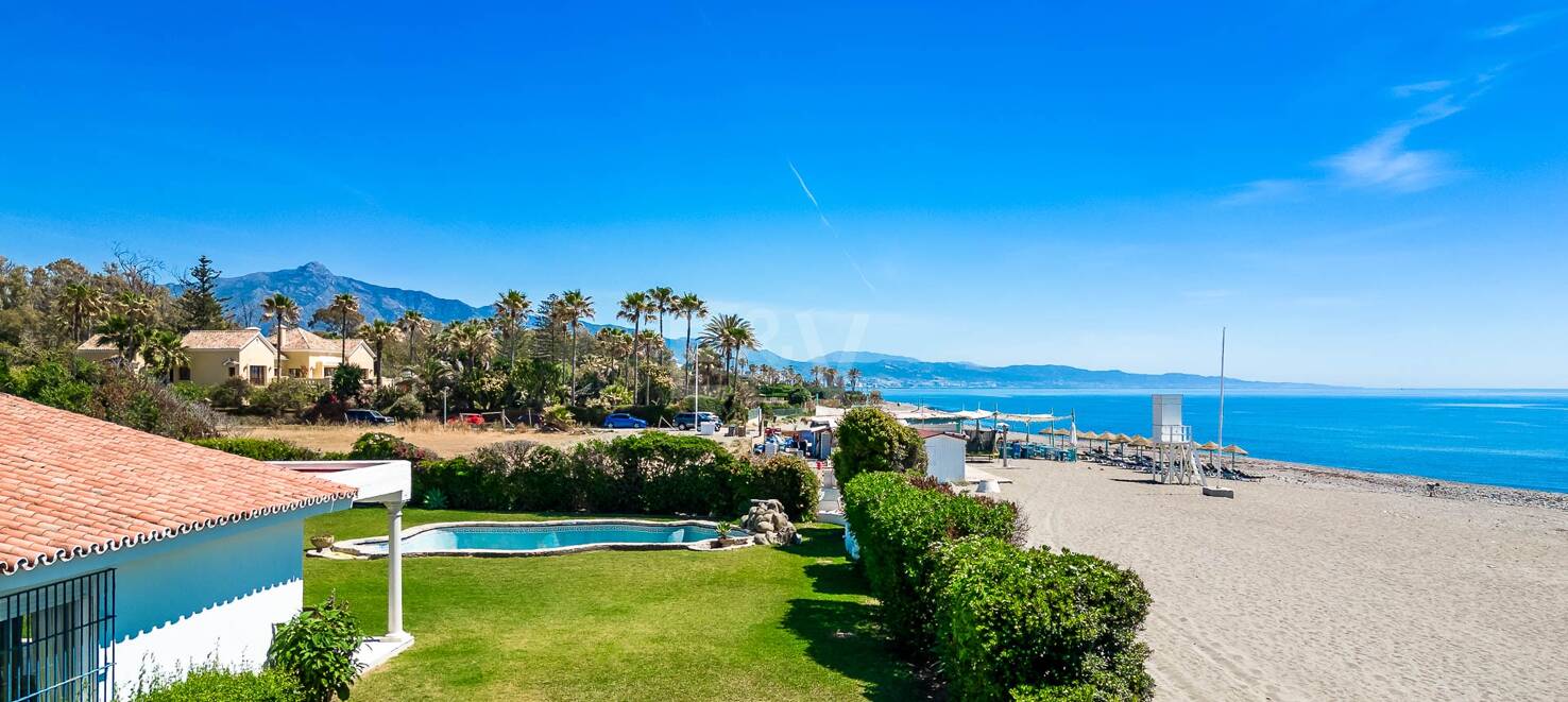 Beachfront villa in Guadalmina Baja, one of the most prestigious areas in Marbella.