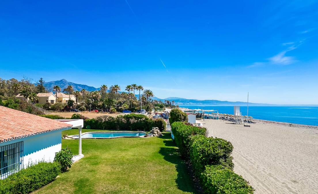Beachfront villa in Guadalmina Baja, one of the most prestigious areas in Marbella.