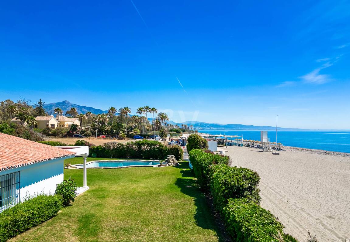 Strandvilla in erster Linie in Guadalmina Strandseite, in einem der renommiertesten Gebiete von Marbella.