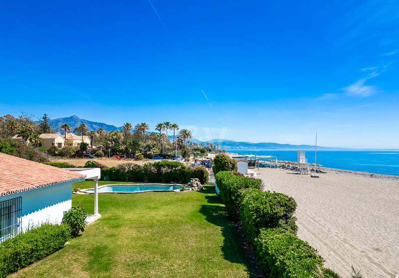 Strandvilla in erster Linie in Guadalmina Strandseite, in einem der renommiertesten Gebiete von Marbella.