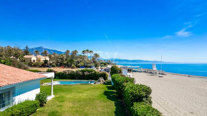 Beachfront villa in Guadalmina Baja, one of the most prestigious areas in Marbella.
