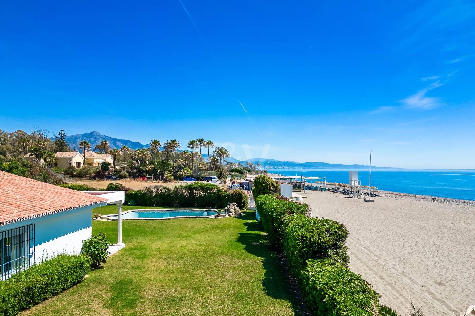 Strandvilla in erster Linie in Guadalmina Strandseite, in einem der renommiertesten Gebiete von Marbella.