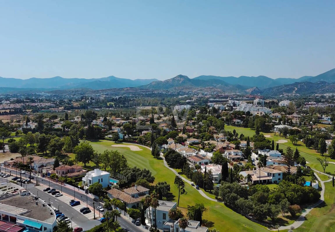 Strandvilla in erster Linie in Guadalmina Strandseite, in einem der renommiertesten Gebiete von Marbella.