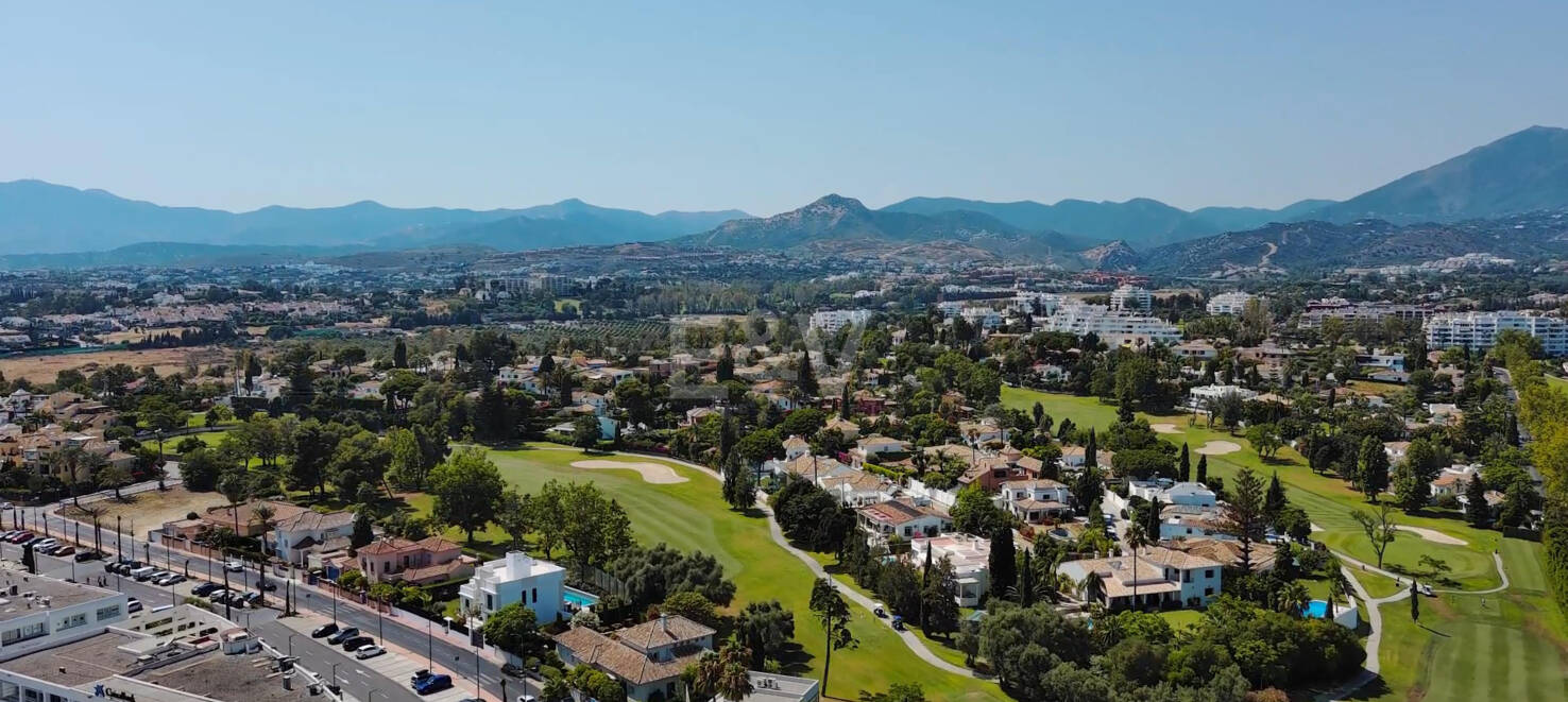Villa de playa en primera línea en Guadalmina Baja, en una de las zonas más prestigiosas de Marbella.