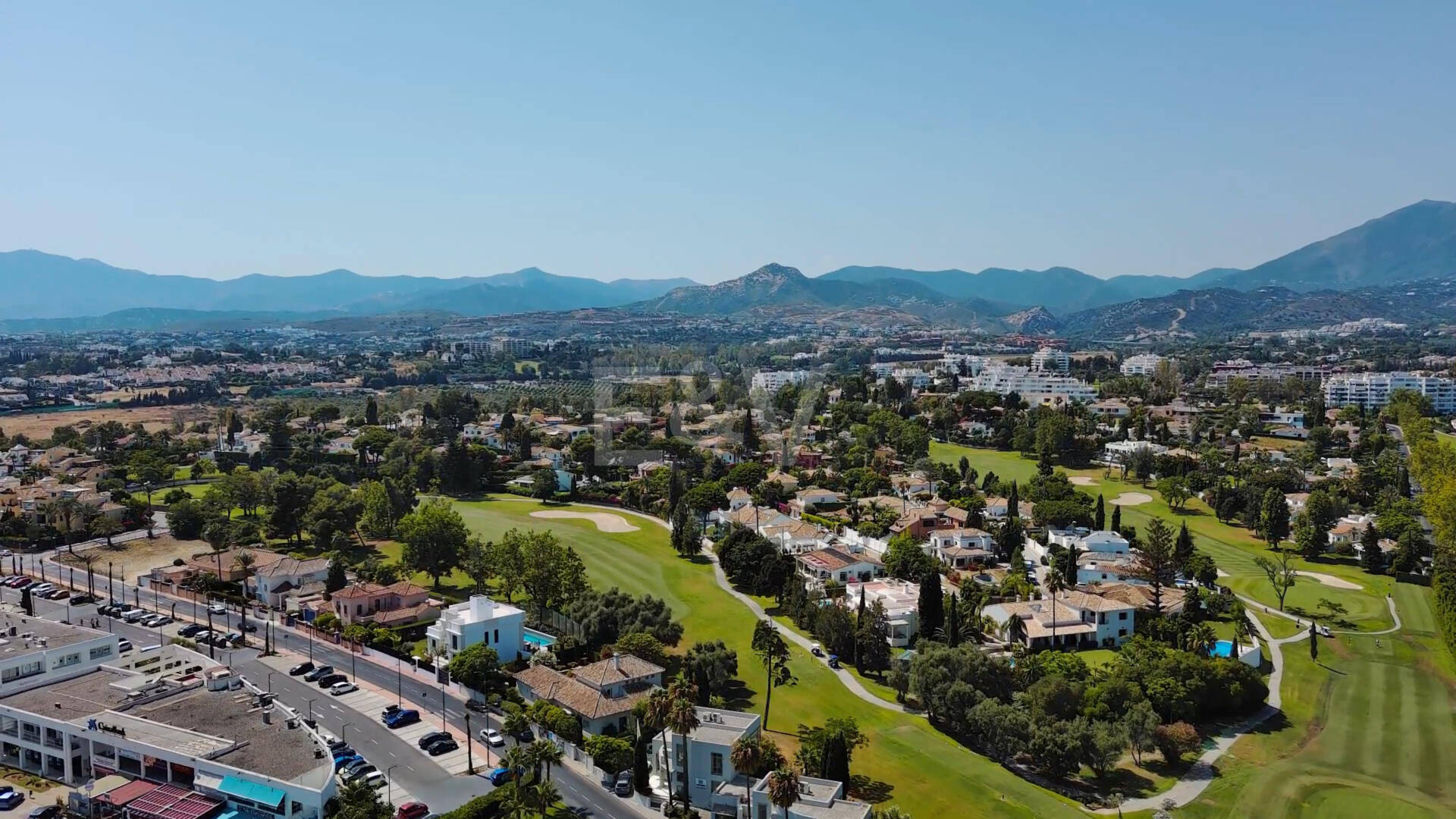 Strandvilla in erster Linie in Guadalmina Strandseite, in einem der renommiertesten Gebiete von Marbella.