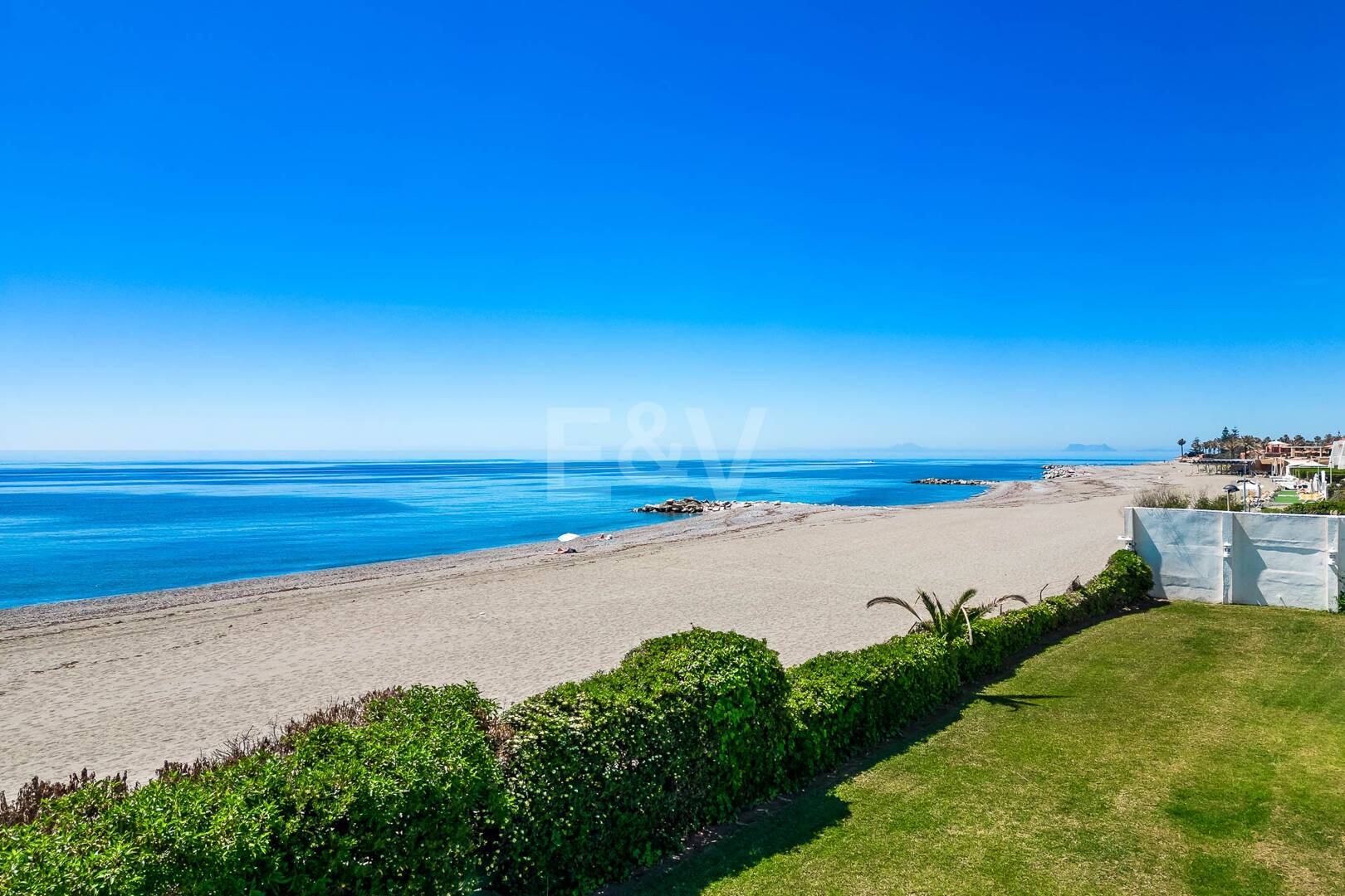 Strandvilla in erster Linie in Guadalmina Strandseite, in einem der renommiertesten Gebiete von Marbella.