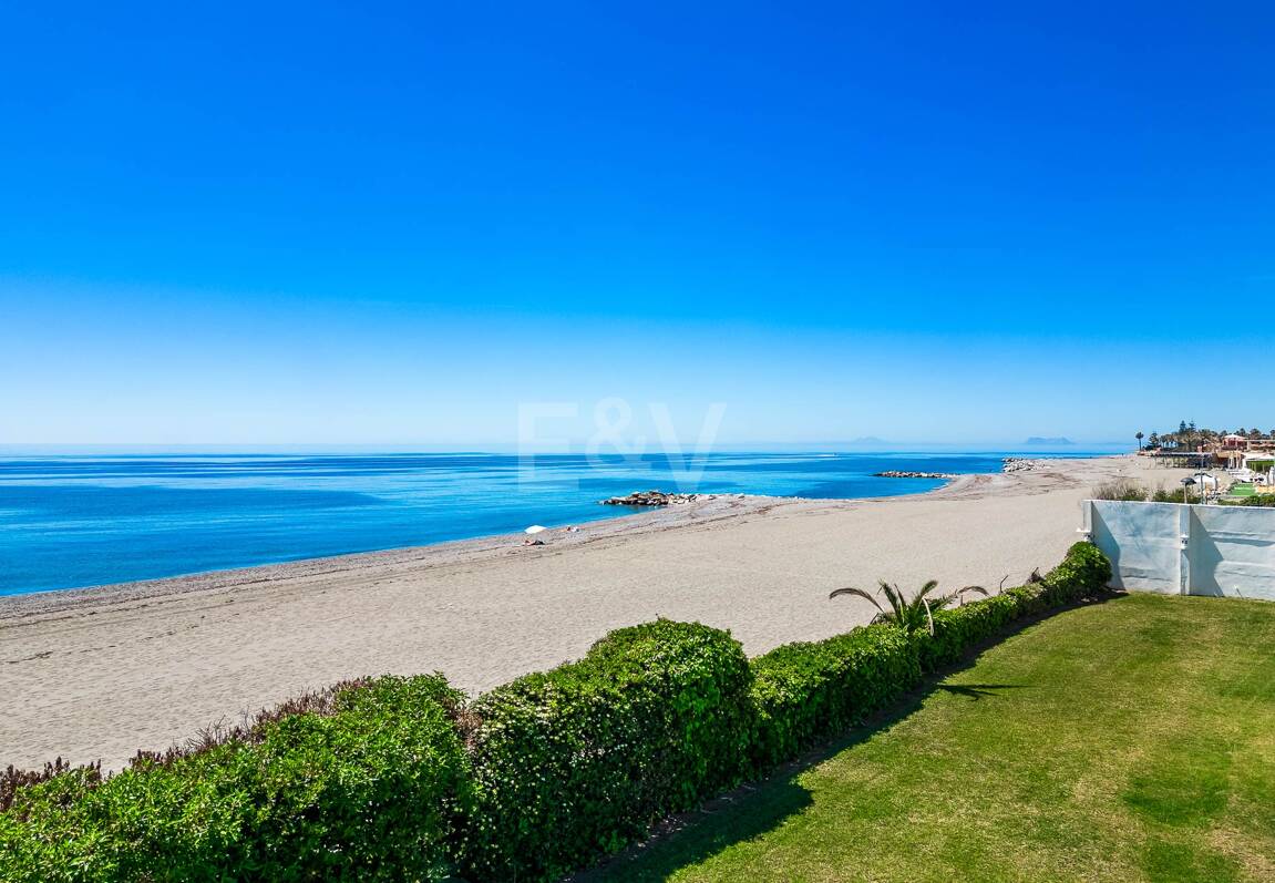 Strandvilla in erster Linie in Guadalmina Strandseite, in einem der renommiertesten Gebiete von Marbella.