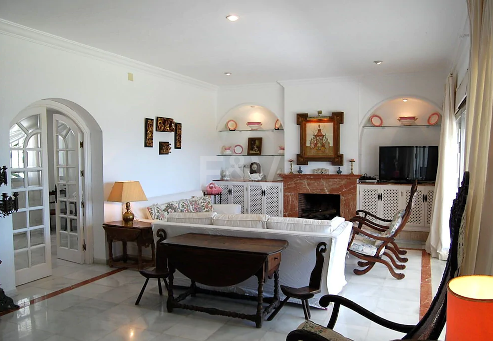 Strandvilla in erster Linie in Guadalmina Strandseite, in einem der renommiertesten Gebiete von Marbella.