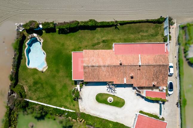 Strandvilla in erster Linie in Guadalmina Strandseite, in einem der renommiertesten Gebiete von Marbella.