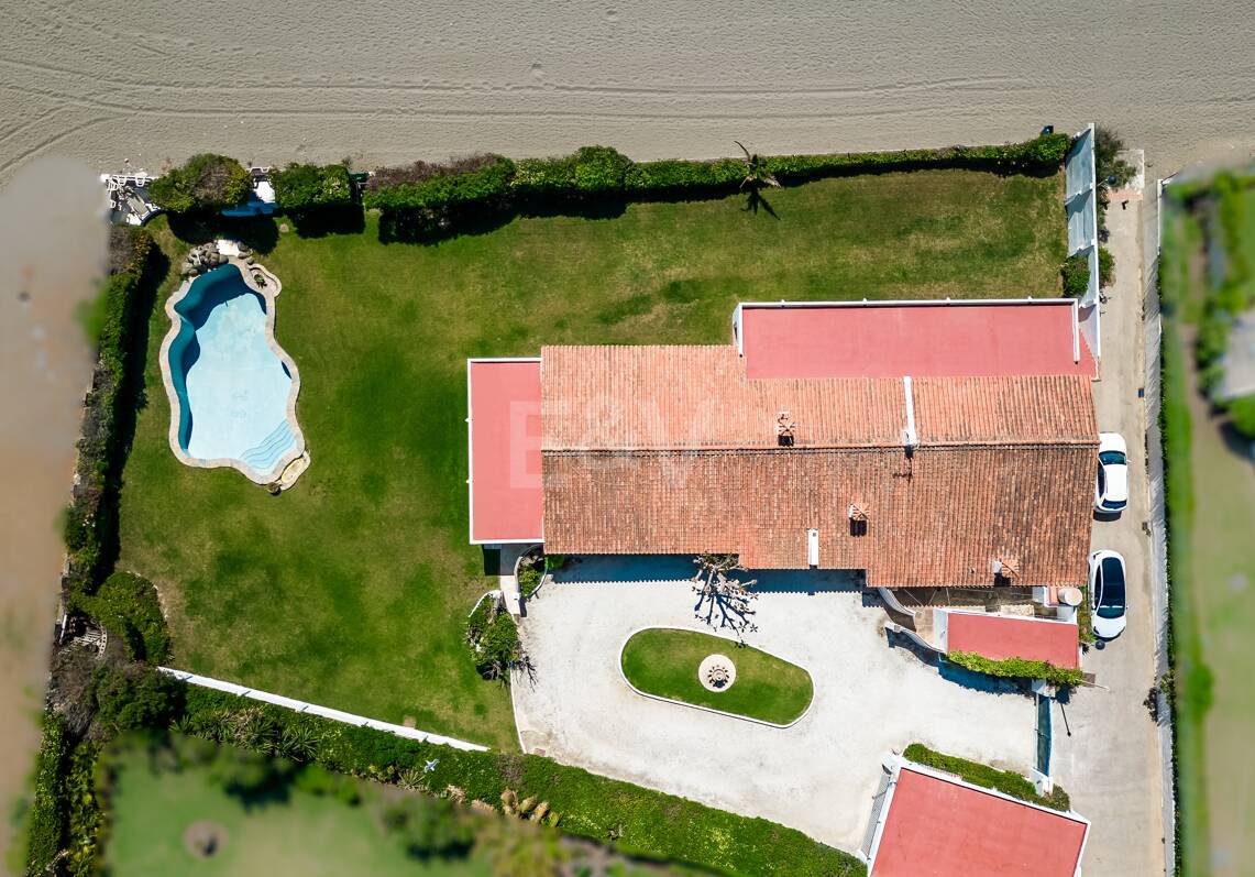 Strandvilla in erster Linie in Guadalmina Strandseite, in einem der renommiertesten Gebiete von Marbella.