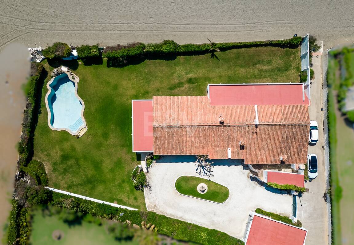 Strandvilla in erster Linie in Guadalmina Strandseite, in einem der renommiertesten Gebiete von Marbella.