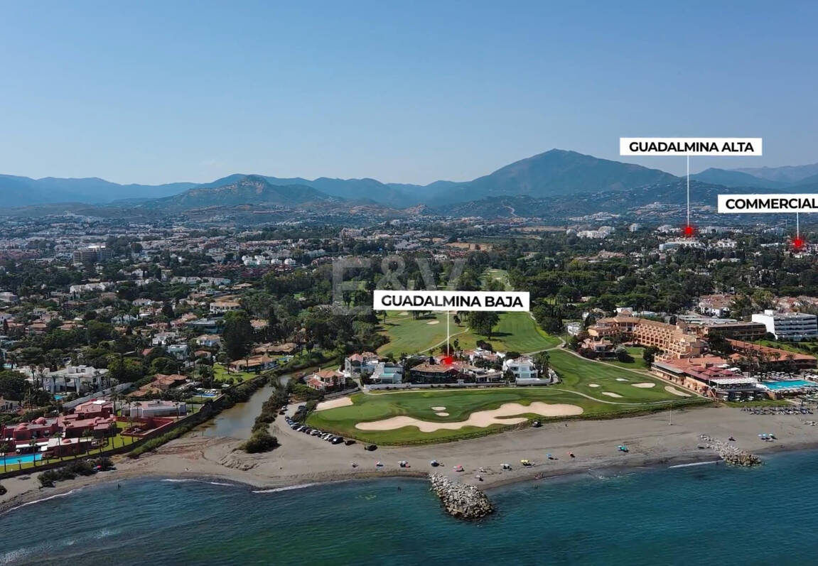 Strandvilla in erster Linie in Guadalmina Strandseite, in einem der renommiertesten Gebiete von Marbella.