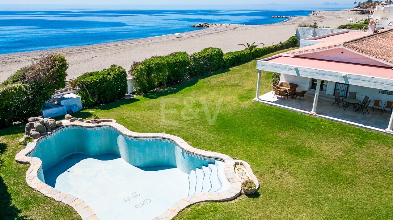 Strandvilla in erster Linie in Guadalmina Strandseite, in einem der renommiertesten Gebiete von Marbella.