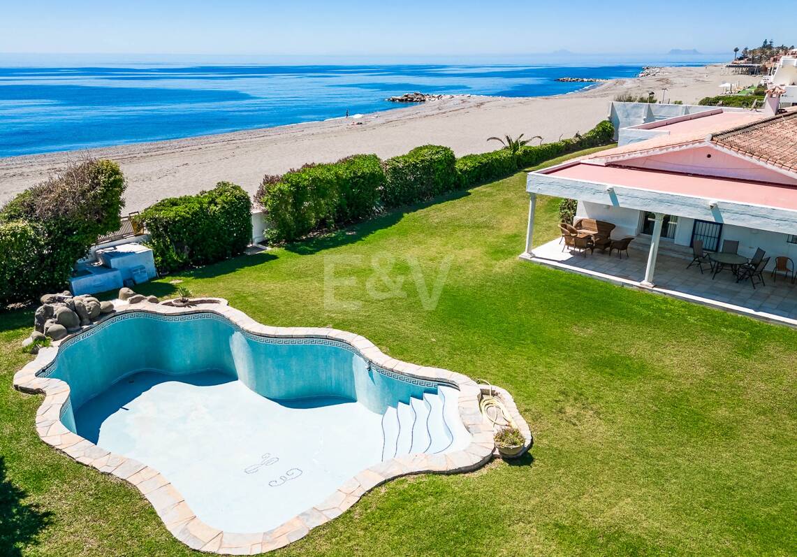 Strandvilla in erster Linie in Guadalmina Strandseite, in einem der renommiertesten Gebiete von Marbella.