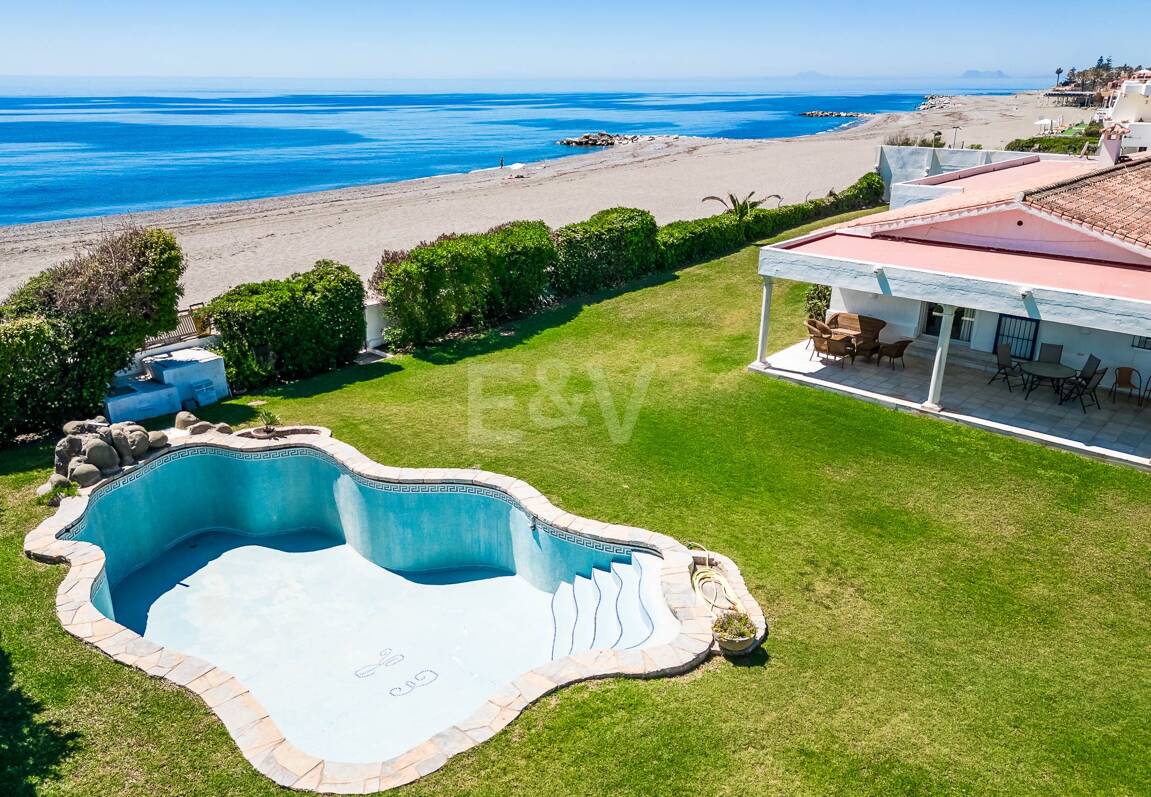 Strandvilla in erster Linie in Guadalmina Strandseite, in einem der renommiertesten Gebiete von Marbella.